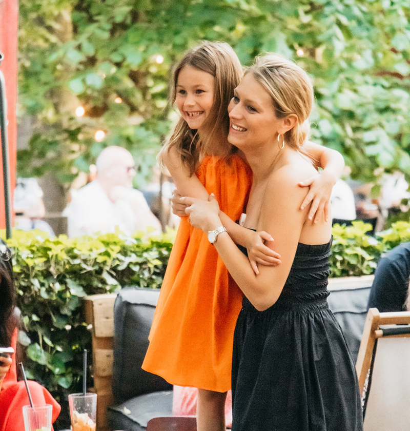 Lachende mama met haar dochter